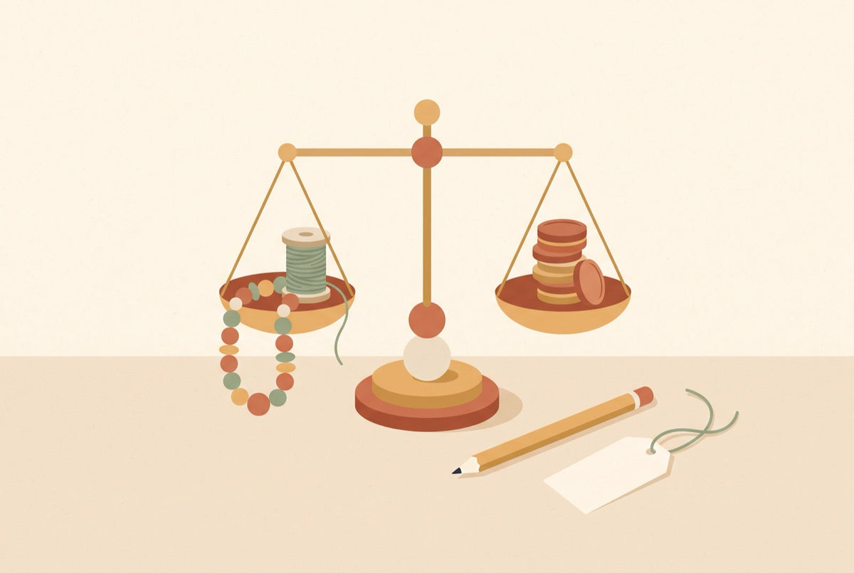 Balance à deux plateaux : un collier fait main d'un côté, une pile de pièces de l'autre