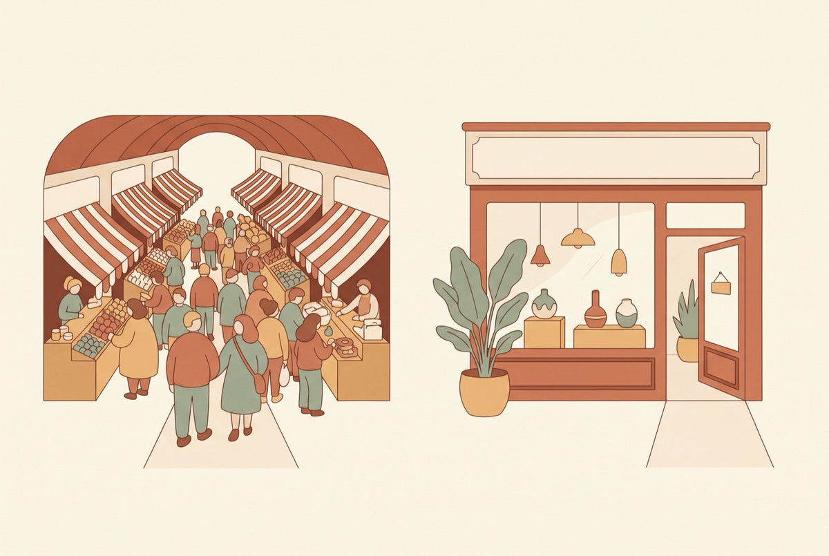 À gauche une halle de marché bondée remplie de stands identiques, à droite une boutique indépendante calme avec sa vitrine et sa porte ouverte